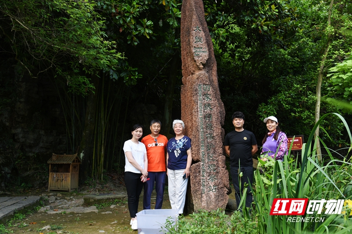 黄龙洞张家界黄龙洞：北京老人三千里送娃娃鱼“回家”