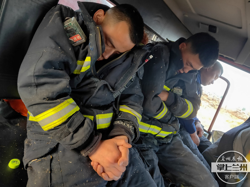 回单位途中，消防员已经在车上疲惫的睡着(6653276)-20200527160744.jpg