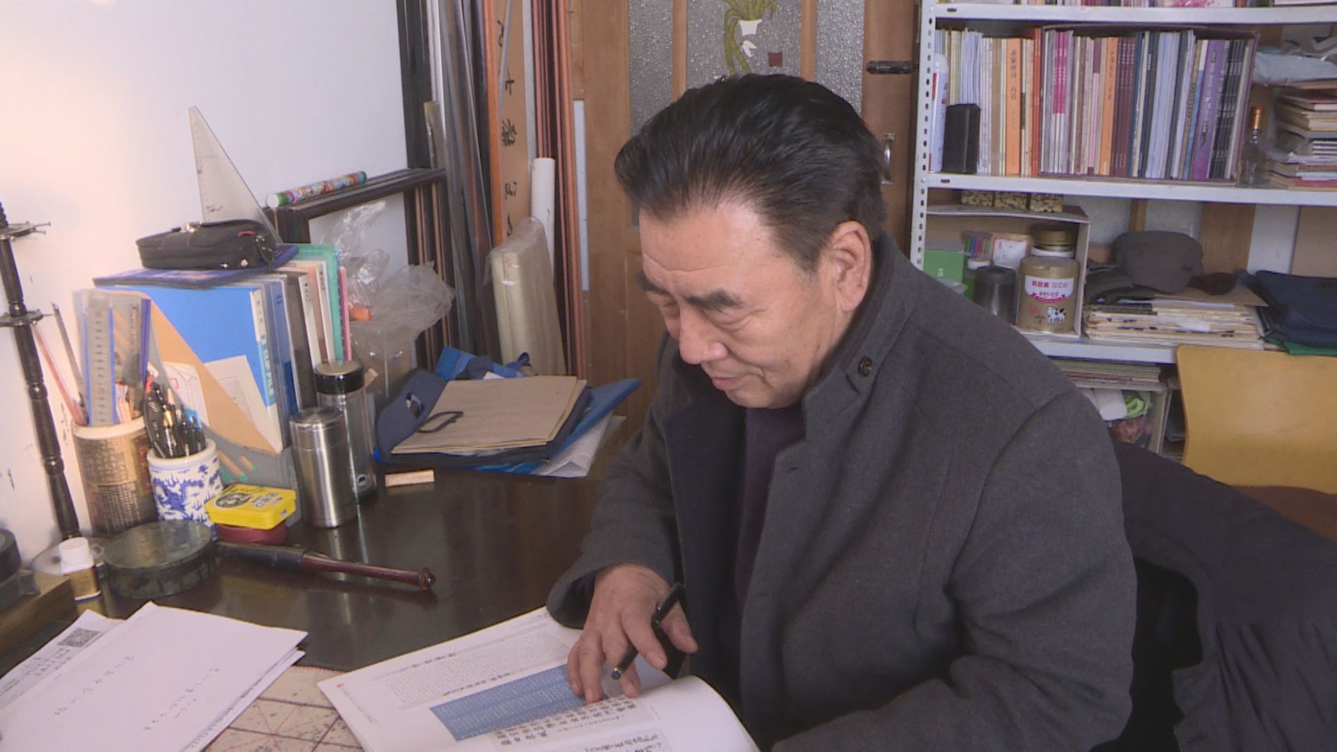 退休教师姜兆珠挥洒翰墨情怀感受书法魅力