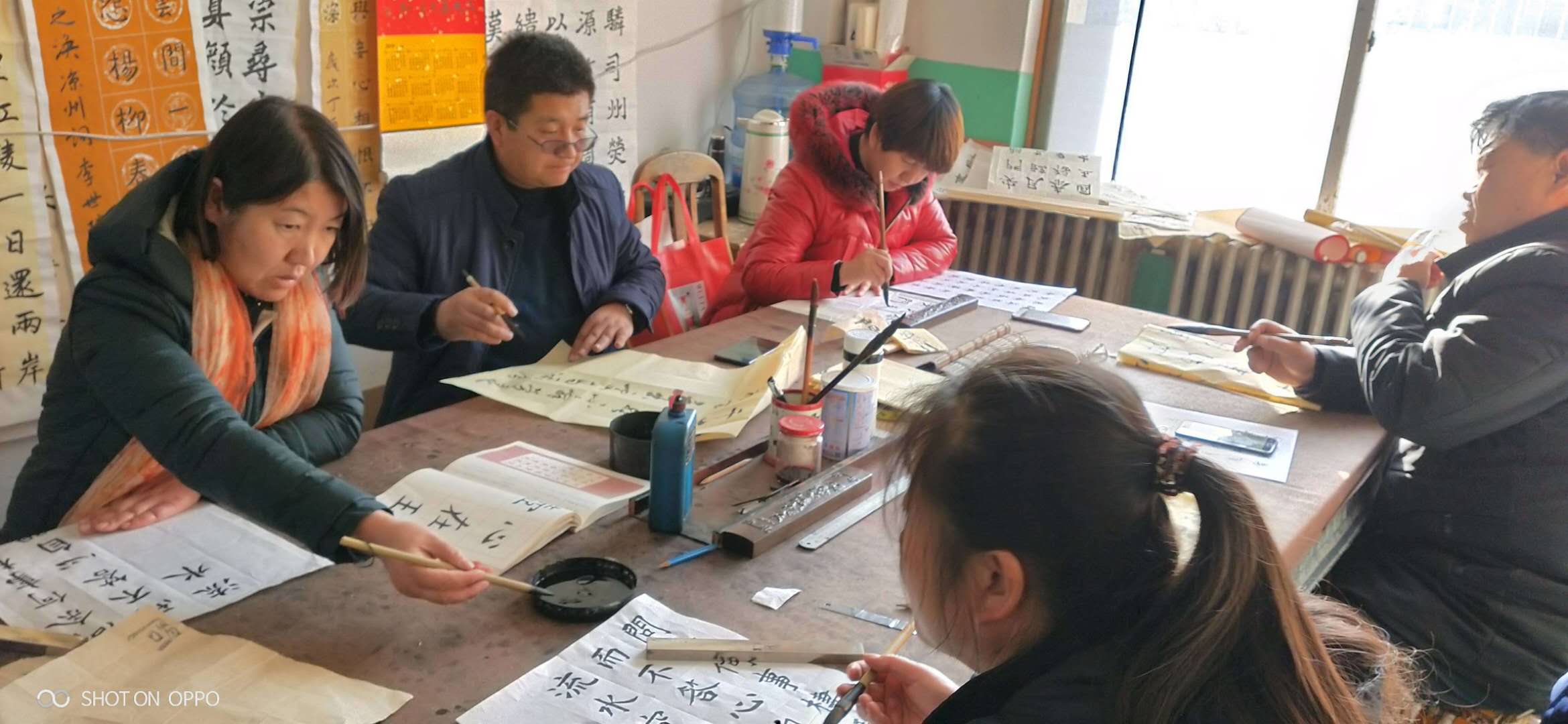 退休教师姜兆珠挥洒翰墨情怀感受书法魅力