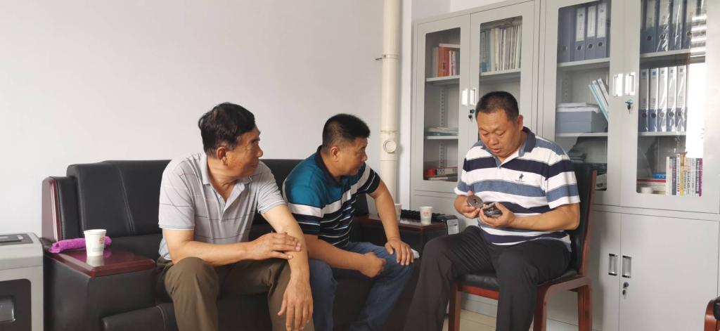 化工学院院长邢广恩与企业来访人员深度交流