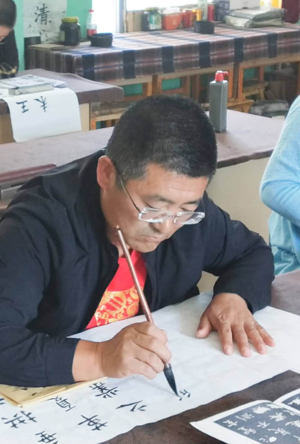 退休教师姜兆珠挥洒翰墨情怀感受书法魅力