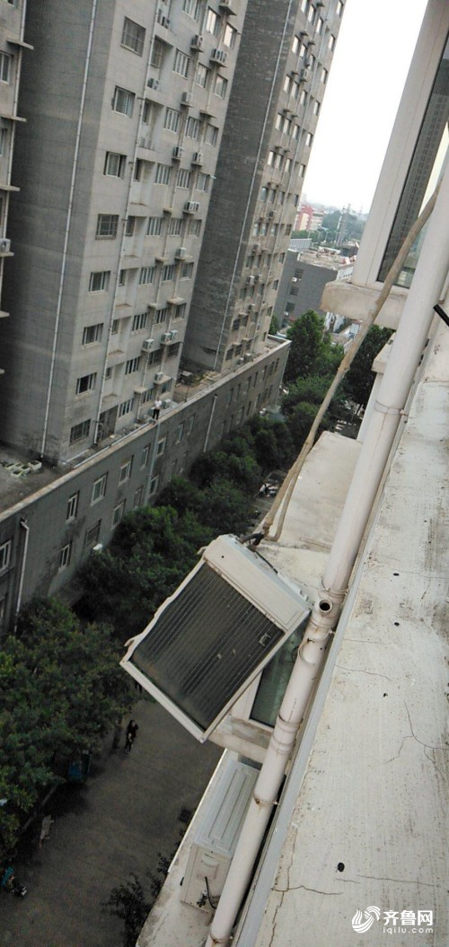 一场冰雹过后泰安多个小区空调外机太阳能脱落消防第一时间救援