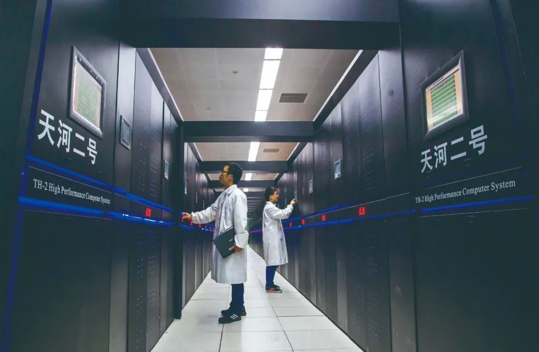 广州超算中心主机系统“天河二号”蝉联全球超级计算机第一，荣获四连冠。图为“天河二号”超级计算机