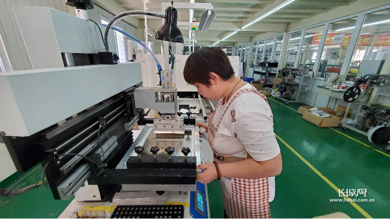 6月6日，河北世纪恒兴电子技术有限公司的工人正在加紧生产订单。