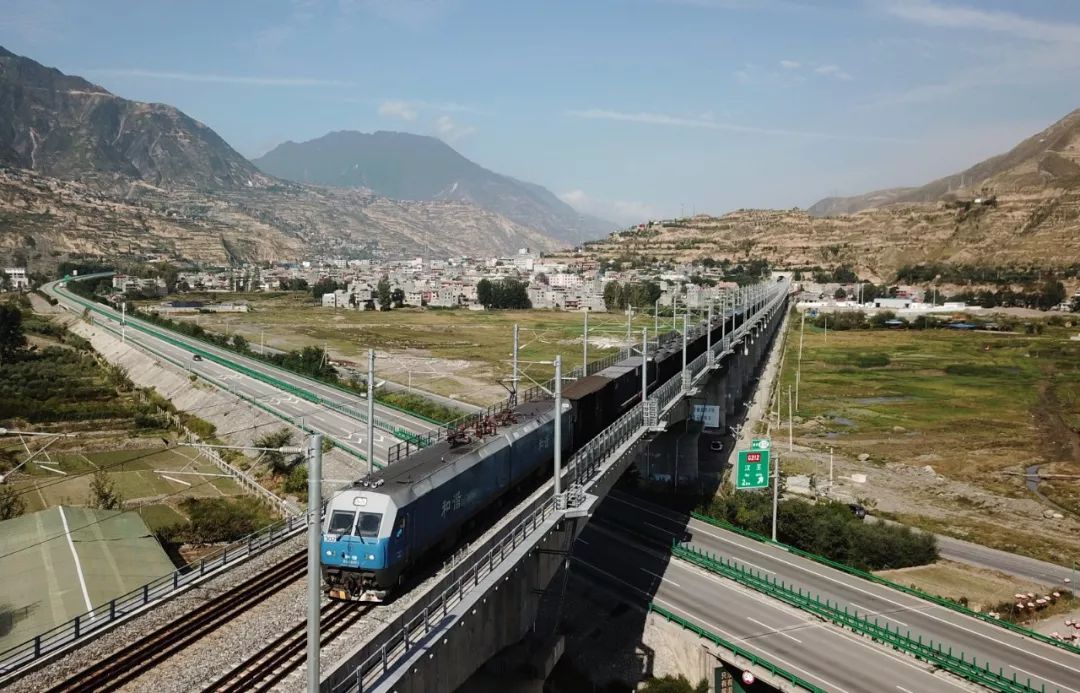 近年来，甘肃大力发展交通事业。图为一列货车从兰渝铁路甘肃陇南境内的汉王特大桥上驶过。新华社发。