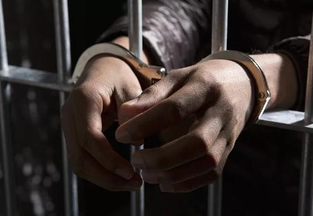 黄某缓刑期男子与人互殴怒砸一辆奥迪！赔钱又获刑