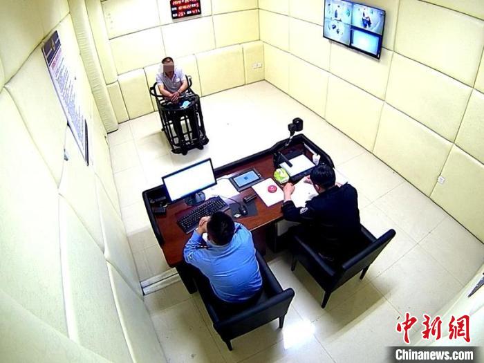 犯罪嫌疑人接受审讯隆化公安供图