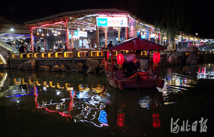 2020年6月6日晚，位于河北省滦州市的滦州古城景区环城水系灯火璀璨，夜色醉人。