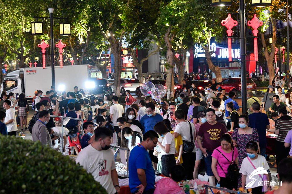 济南泉城路“夜市”迎首个周末 非遗“摆摊”展演引围观