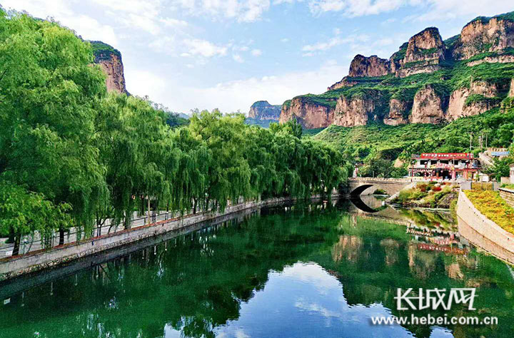 夏日的沕沕水绿树成荫，风景如画。沕沕水景区供图