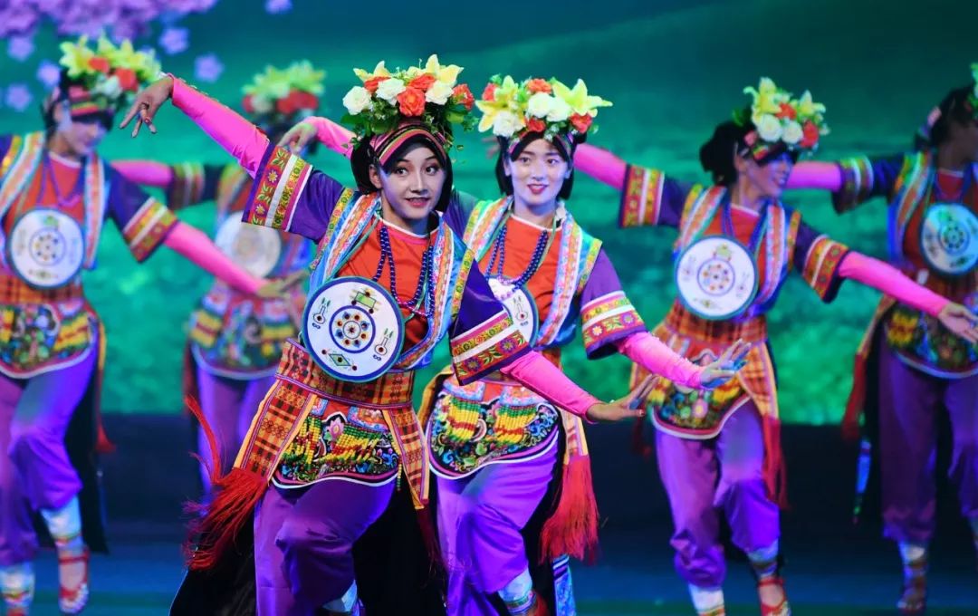 由甘肃省甘南藏族自治州碌曲县创排的藏族大型舞剧《盛世锅庄》以藏族传统锅庄的起源和历史为背景，将藏区民俗、音乐、舞蹈、绘画等原生态文化元素融入其中，展现了藏区群众对锅庄文化的热爱与传承。新华社发。