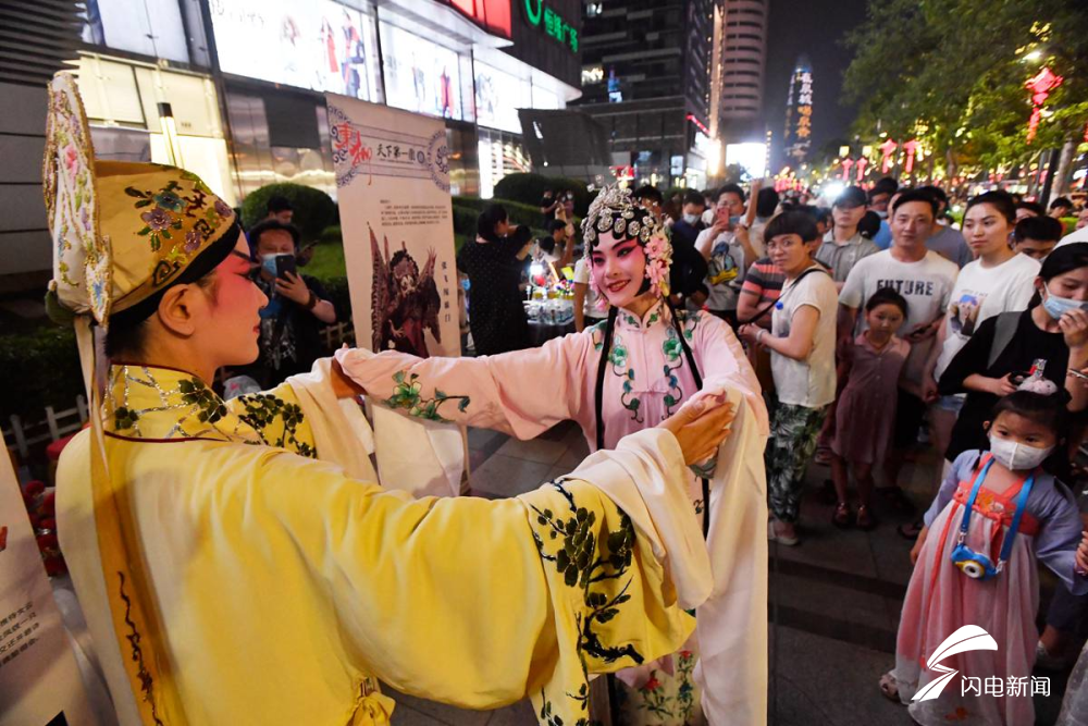 济南泉城路“夜市”迎首个周末 非遗“摆摊”展演引围观