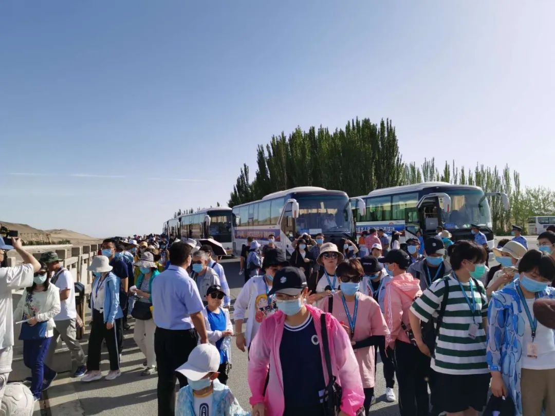 甘肃抗疫一线医务人员走进敦煌 玉门 嘉峪关 甘肃频道 凤凰网