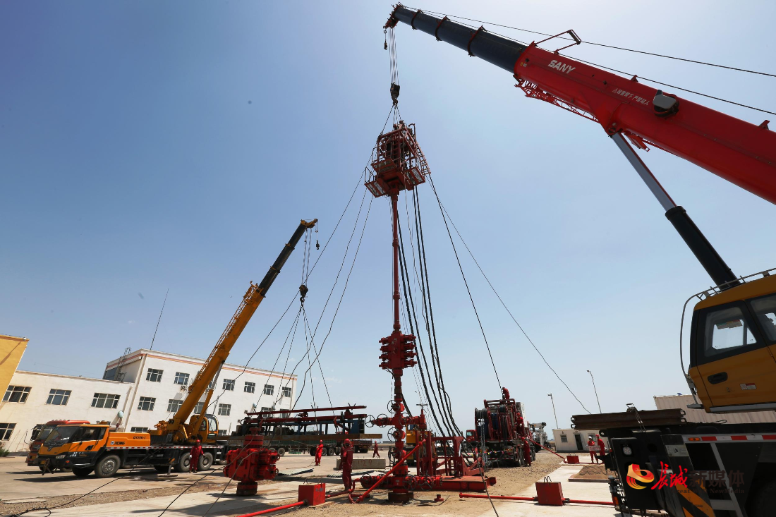 吊装作业.杨军 摄