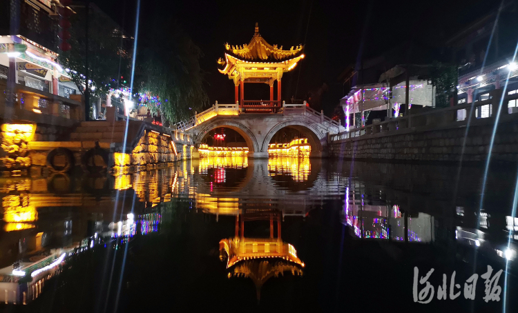 2020年6月6日晚，位于河北省滦州市的滦州古城景区环城水系灯火璀璨，夜色醉人。