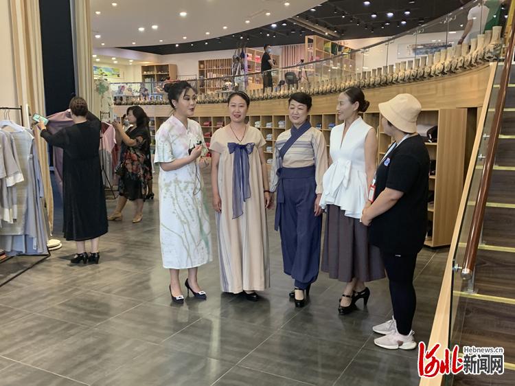 6月13日，“河北非遗购物节”赞皇原村土布博物馆专场活动中，主持人向网友介绍土布时装。 通讯员牛二亮摄
