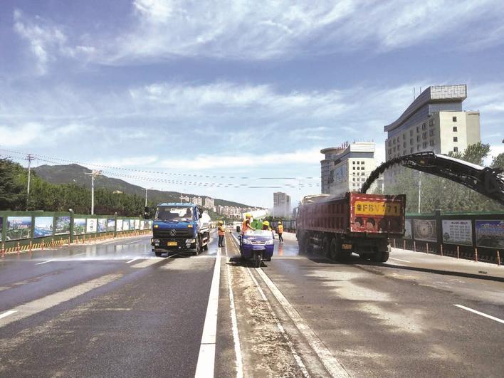 烟台塔山南路观海路交叉口施工 多措并举人车分流