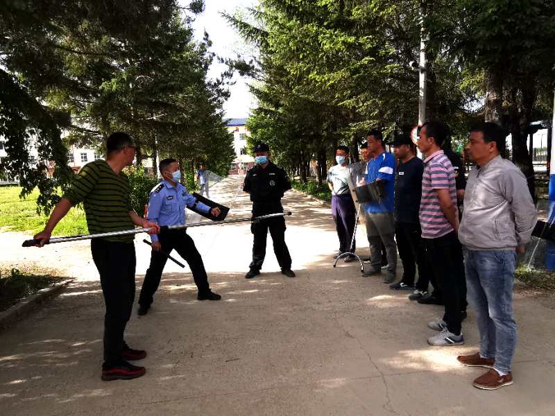 长白山池西边境派出所民警走进驻地学校开展反恐演练