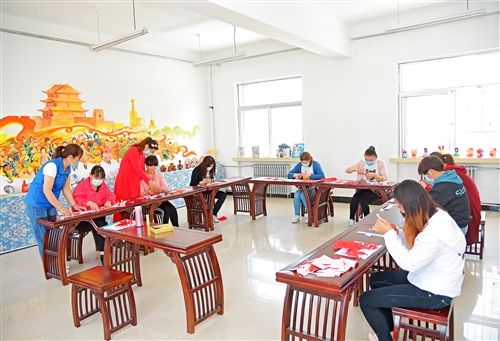 为更好发挥新时代文明实践中心丰富活跃居民文化生活的作用，雄关街道绿化社区以开办剪纸班的形式，邀请剪纸老师为剪纸爱好者教授体现本土文化风格的剪纸技艺。图为居民认真学习做剪纸。本报记者 杨亮 摄（嘉峪关日报）