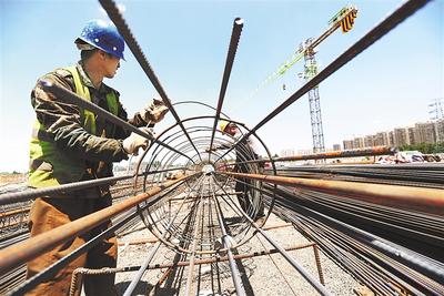 ◀京东集团华北（廊坊）云数据中心共规划建设4栋数据机房楼，其中一期工程已于今年4月份开工建设，预计明年第二季度投产交付。这是工人们在进行钢筋加固。河北日报通讯员陈童摄