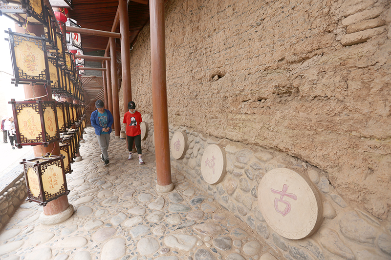 现存的古城墙遗址是清代同治六年村民为抵御匪患骚扰而修建