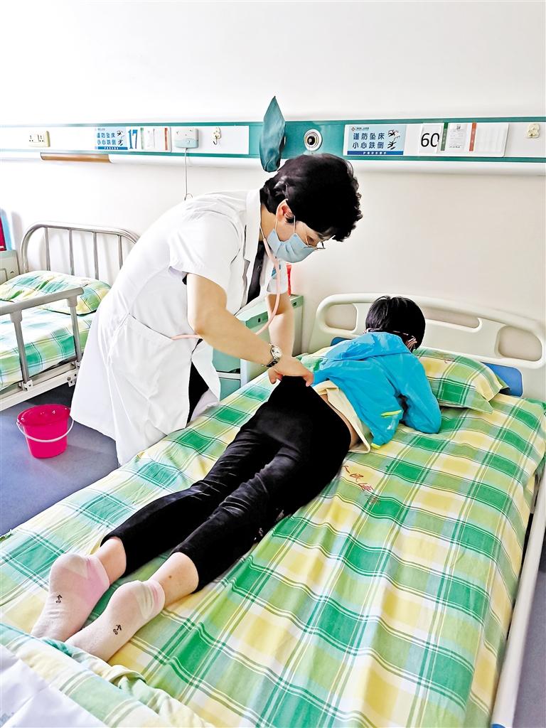 张玉珏给孩子做检查