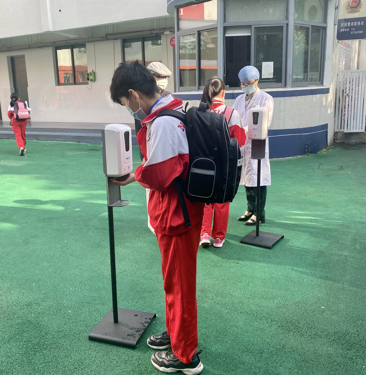 学生入校手部消毒.jpg