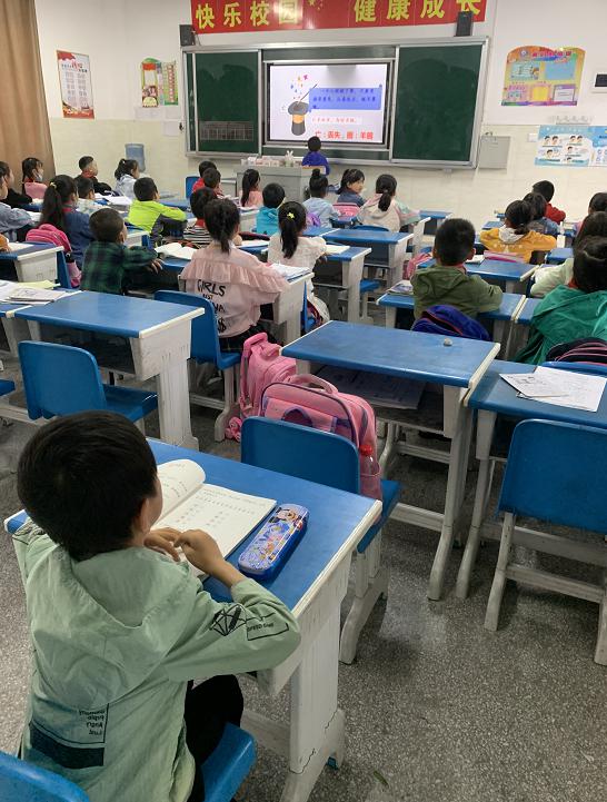 吴欣育8岁孩子患有软骨症 学校为他新开了一部电梯