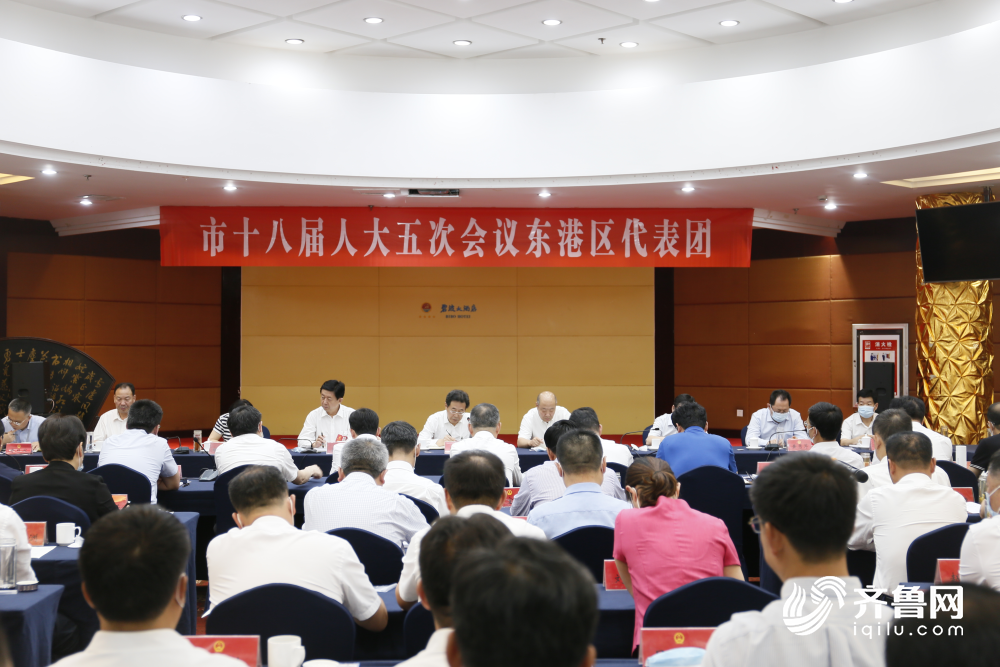 6月22日下午,日照市委副书记,市长李永红来到所在的东港代表团,与代表