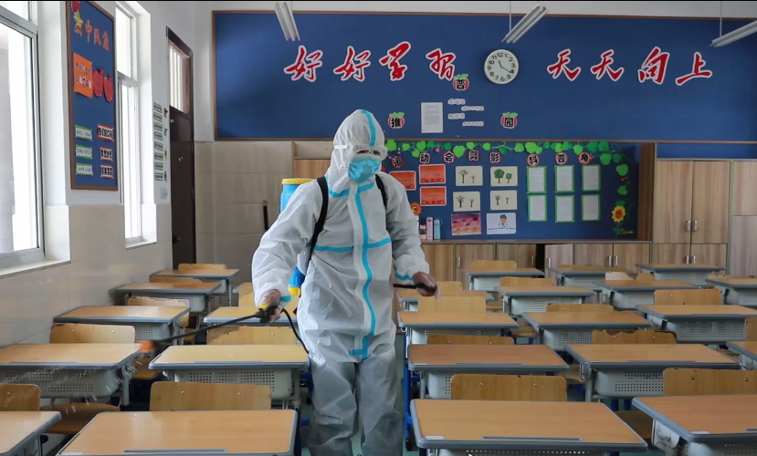 城东一日常规操作，安排专门人员对教室进行定期定时消杀。.png