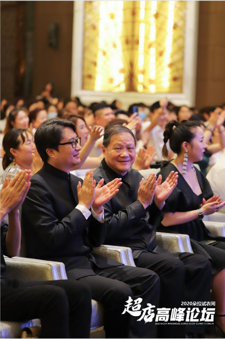 师朵拉试衣间艺术总监祁刚,优美集团董事长软银中国全球总经理冯正明