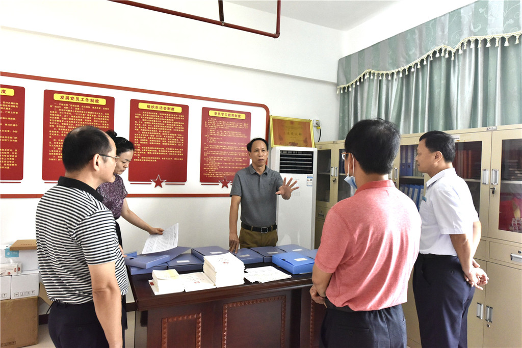 陈长宽调研员提出宝贵建议李敏校长介绍来宾陈长宽调