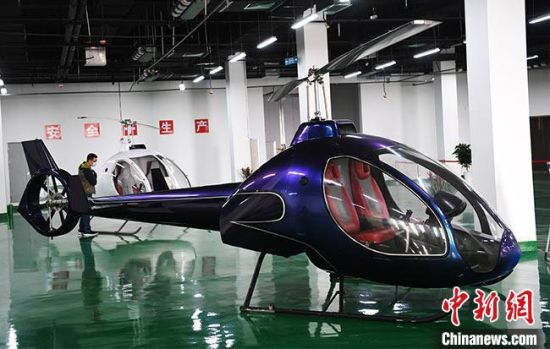 图为张掖智能制造产业园内一家企业展厅内展示的直升机。(资料图) 杨艳敏摄