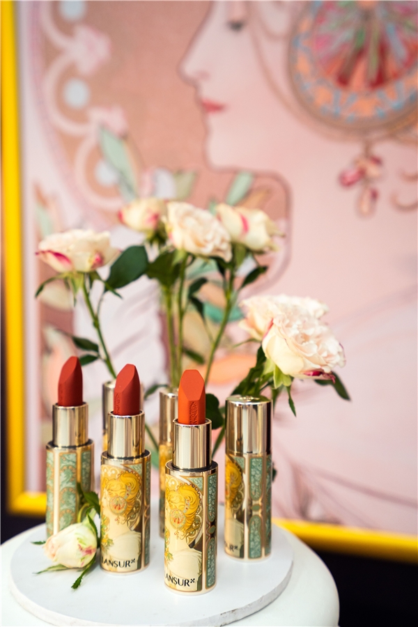 兰瑟化妆品为职场小白hold自信,毕业季不能少了兰瑟穆夏唇膏