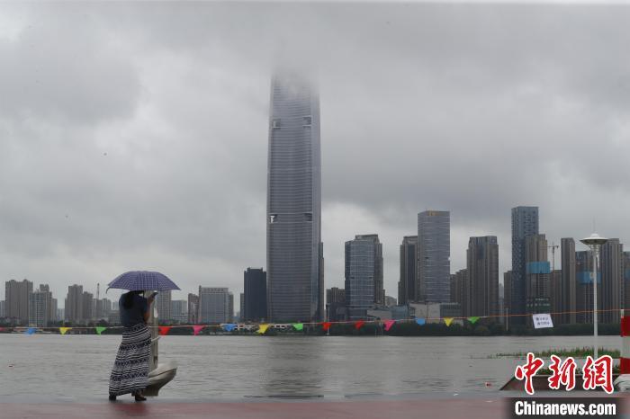 资料图：武汉汉口江滩水位上涨张畅摄