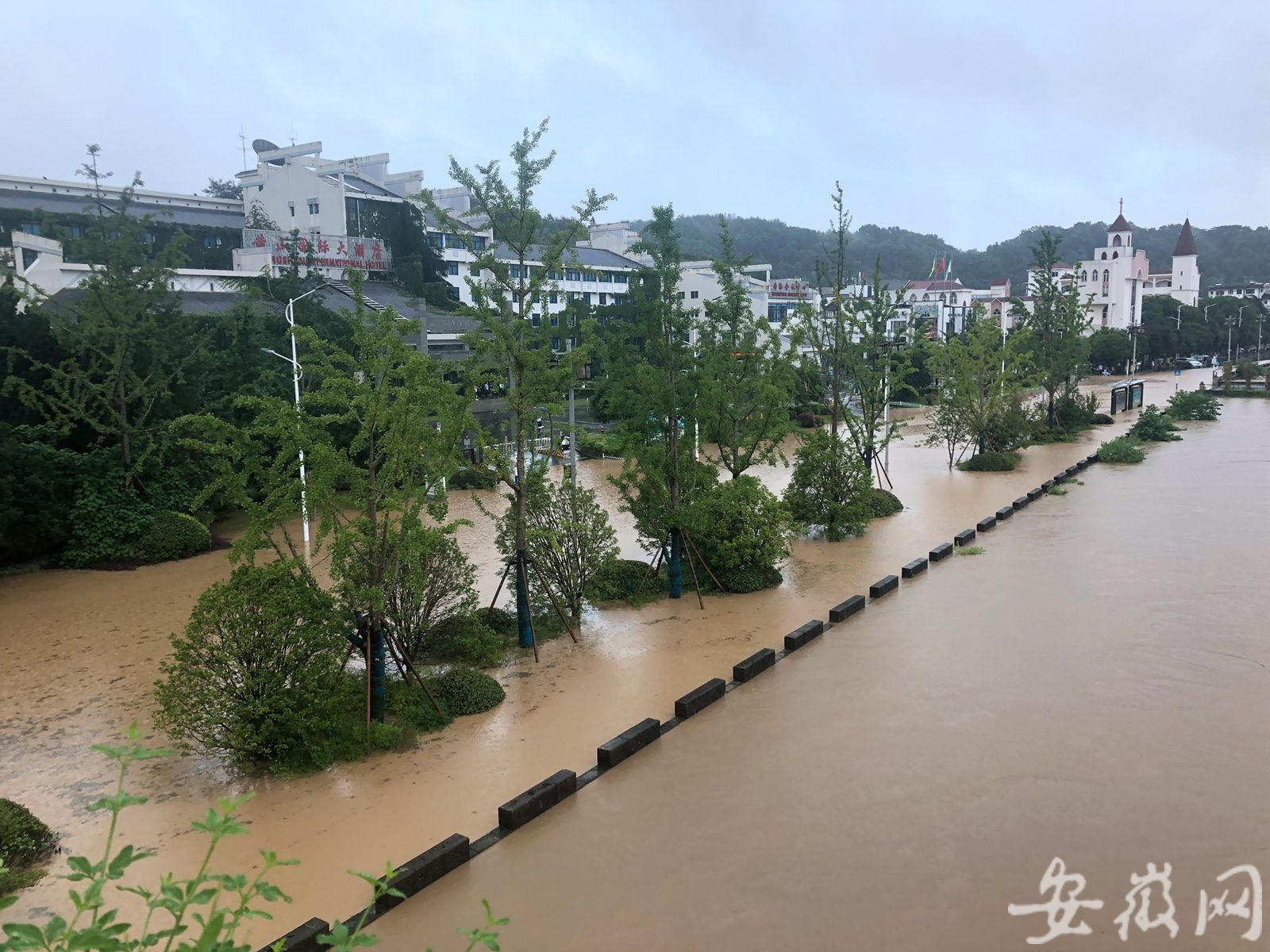 严重积水 黄山市屯溪老街部分区域受淹(图)_安徽频道_凤凰网