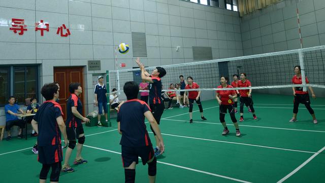 中国男排主教练沈富麟莅临宁波奉化，指导气排球运动