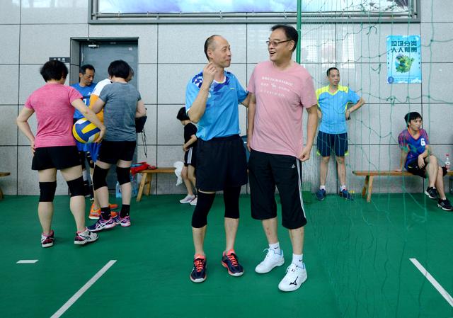 中国男排主教练沈富麟莅临宁波奉化，指导气排球运动