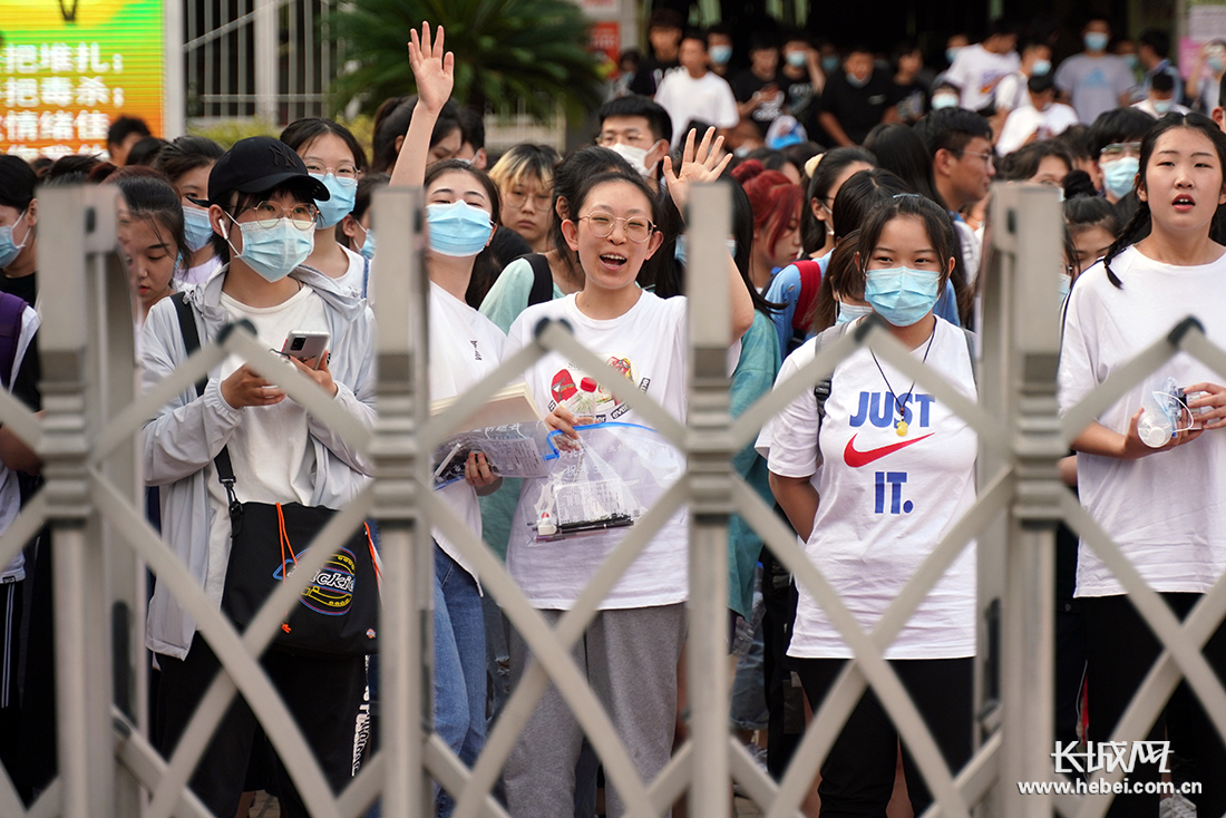2020年高考结束,考生陆续走出考场.邢丁摄