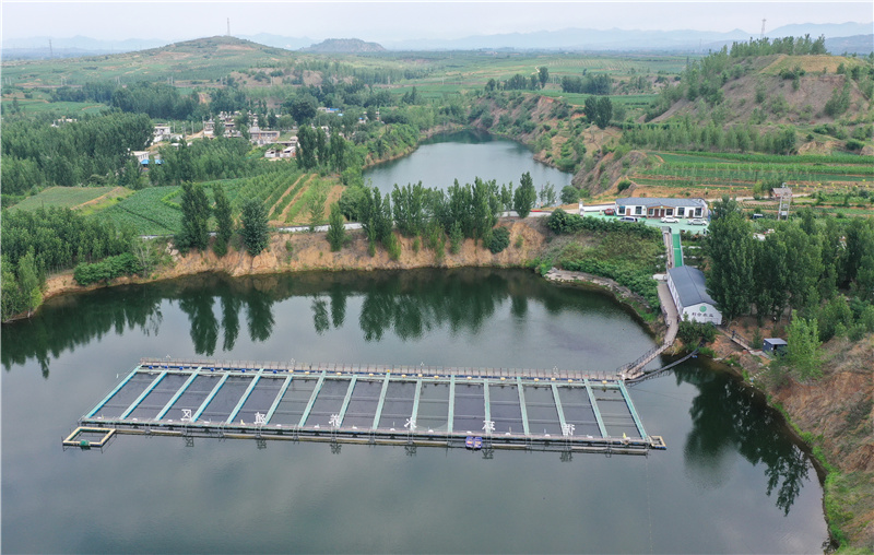 迁安市夏官营镇上庄子村东边利用废矿坑建设的循环水养殖基地(7月4日