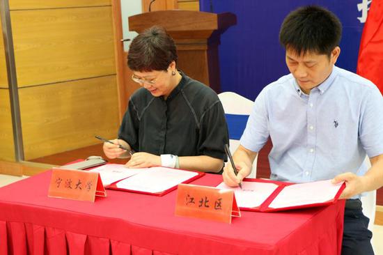 签约仪式现场。陈灵燕摄