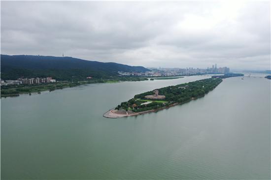 湘江水没过亲水平台 橘洲拉起警戒线