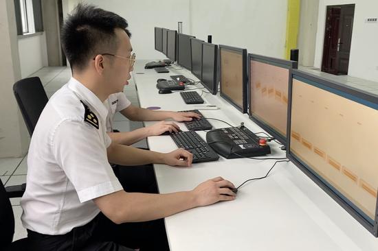 宁波机场海关关员使用智能审图系统验放国际快件。 吴彪摄