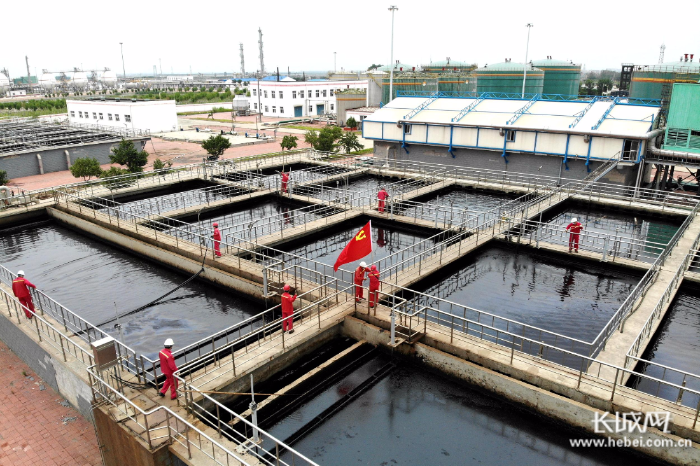 王翔 摄 7月2日中午14时,在位于河北唐山的中石油冀东油田油气集输