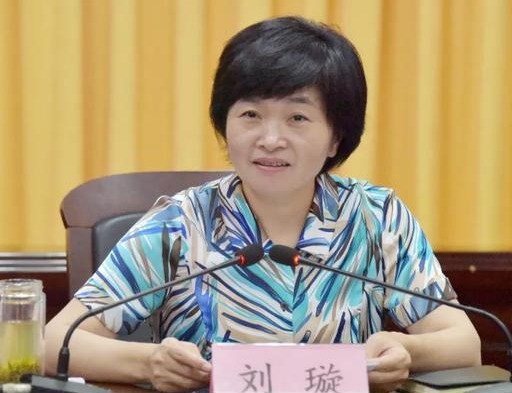 羊山新区举行环卫市场化服务项目签约暨羚锐制药公司捐赠仪式
