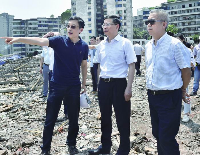 涪陵区委书记周少政调研文化商业街项目建设.朱志强 摄