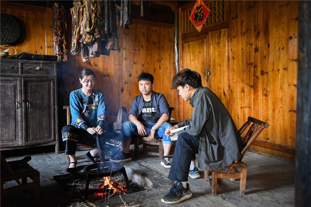 在湘西十八洞村,施林娇(左)与其他两名返乡大学生一起讨论视频拍摄计划(4月9日摄)。新华社记者陈思汗摄