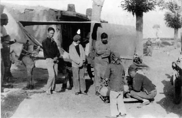 1933年，梁思成、刘敦桢等赴云冈石窟考察途中。