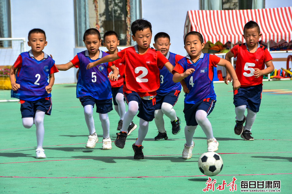 足球小子追风绿茵场张掖萌娃乐享五彩童年